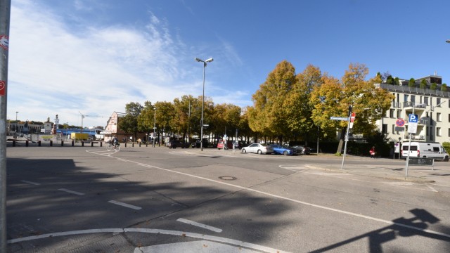 Stadtrat: Da wird sich was rühren: Die triste Asphaltwüste am Esperantoplatz, mit Sichtbeziehung zur Bavaria (linker Bildrand), soll aufgewertet werden.