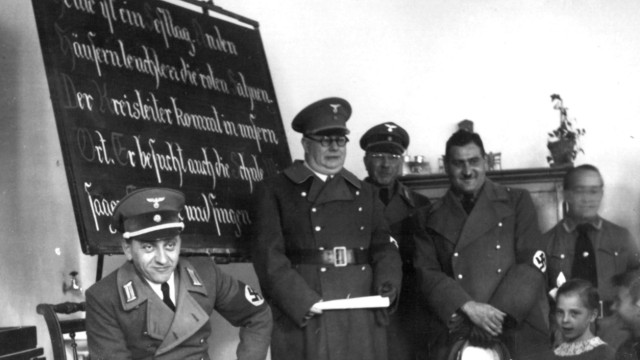 NSDAP im Fünfseenland: Die Protagonisten treffen sich in der Volksschule zur Gemeindevisitation mit Kreisleiter Franz Xaver Buchner.