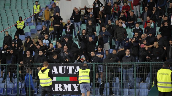 Rassismus-Vorfälle: Bulgarische Zuschauer zeigten beim Spiel gegen England Mittelfinger und auch den Hitlergruß.