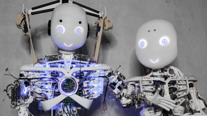 Gründer: Menschenähnliche Maschine: An Roboter Roboy arbeiten Studenten im Gründerzentrum Unternehmertum in Garching bei München.