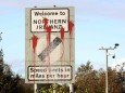 Nordirland: Beschmutztes Schild und Überwachungskameras an der irischen Grenze