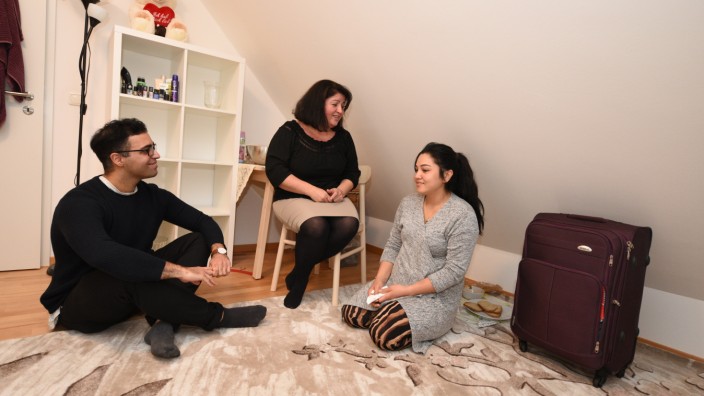 München heute: Sarah A. (rechts) wohnt nun in dem Zimmer, das früher der Tochter ihrer Vermieterin Azize Kizilarslan gehörte. Deren Sohn Ismail hatte die Idee, das Haus wohnungslosen Frauen zur Verfügung zu stellen.
