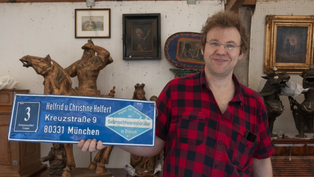 München: Antiquitätenhandel als Familienunternehmen: Michael Holfert hilft seinen Eltern gern.