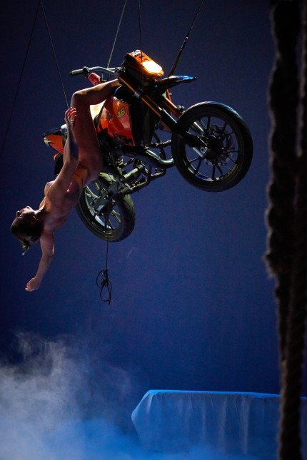 Theater: Bei den Proben in einer Stunt-Halle sah die Wiener Tänzerin Florentina Holzinger ein Motorrad - und wollte sofort auch eines.