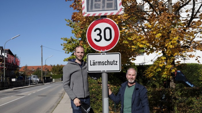 Lärmaktionsplan: Robert Maier vom Bauamt (l.) und Bürgermeister Klaus Heilinglechner setzen das erste Temposchild.
