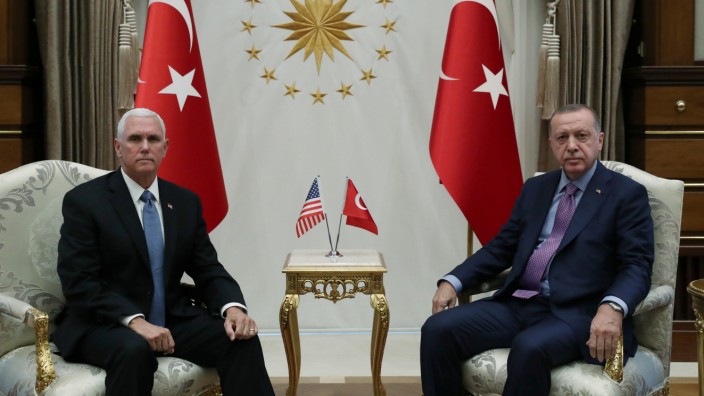 Syrien-Konflikt: Mike Pence und Tayyip Erdogan bei Gesprächen 2019 in Ankara