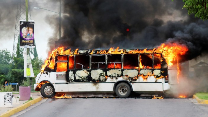 Mexiko: Brennender Bus in Culiacan