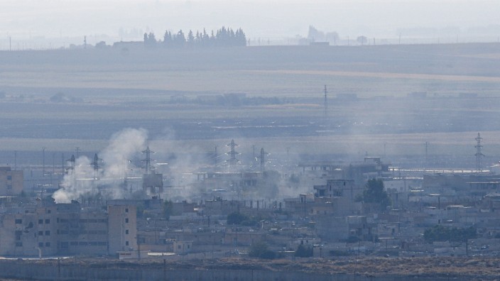 SZ Espresso: Rauchwolken steigen über Ras al-Ain an der türkisch-syrischen Grenze auf.