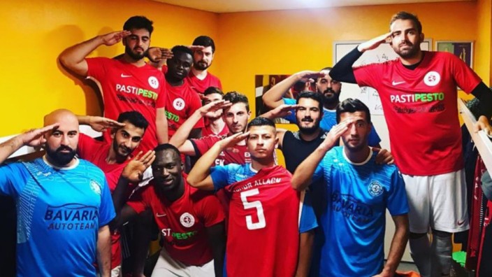 Salut-Jubel: „Allachs Siegespose für unsere Soldaten“: Mit diesem Kabinenfoto stieß der SV Türkspor bei anderen Vereinen auf großes Unverständnis.