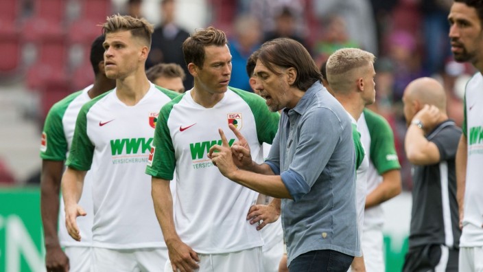 l-r: Stephan Lichtsteiner 2 (FC Augsburg) bekommt von Chef-Trainer Martin Schmidt (FC Augsburg) nach Spielende einige e