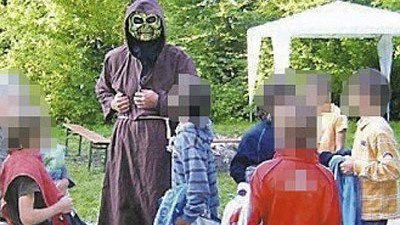 Missbrauchsfälle in Ingolstadt: Der angeklagte Lehrer trägt beim Spiel im Zeltlager eine Maske, hier beim "Geistermarsch". Das Foto hatter der Lehrer im Internet veröffentlicht.