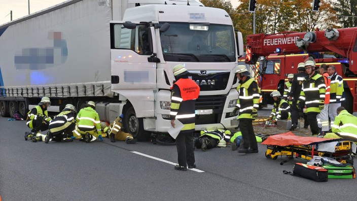 Unfall am Föhringer Ring - Elfjährige unter Lastwagen eingeklemmt