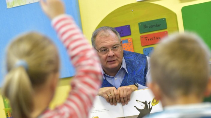 Kinderbetreuung: Unterhachings Bürgermeister Wolfgang Panzer will Personalengüässe wie 2018 vermeiden.