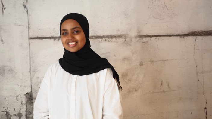 Poetry-Slam: In ihrem ersten Bühnen-Text beschreibt Hanaa Abdella muslimische Frauen, die Kopftuch tragen, und wie sie behandelt werden.