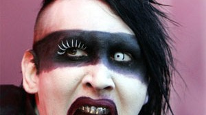 Kurt Kister: Deutscher Alltag: Marilyn Mansons Mundästhetik scheint unbemerkt und unbeabsichtigt um sich zu greifen.