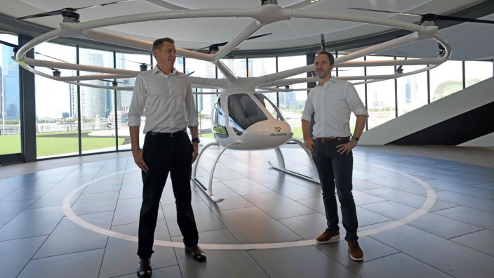 Flugtaxis: Volocopter-Chef Florian Reuter (re.) und Duncan Walker/Skyports haben das Flugtaxi vorgestellt.