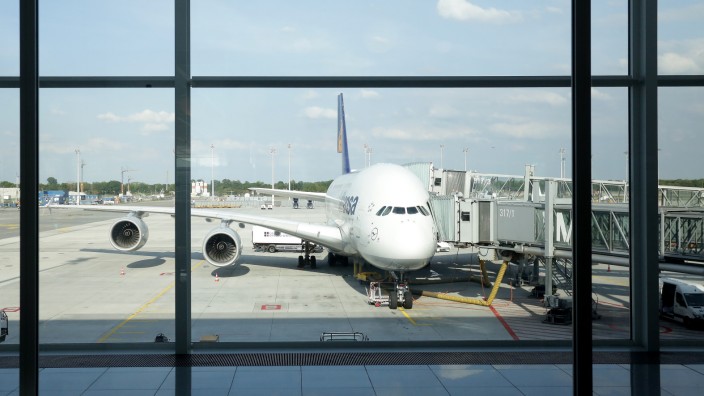 Prozess in München: Ein Airbus der Lufthansa auf dem Münchner Flughafen: Wenn das Gate schließt, heißt es für Reisende "Bitte zurückbleiben".