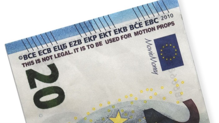 Amtsgericht Ebersberg: Auf den ersten Blick täuschend echt wirkt dieser 20-Euro-Schein. Bei genauerem Hinsehen wird jedoch klar, dass die Geldnote für Dreharbeiten gedruckt worden ist und nicht in Umlauf gebracht werden darf.