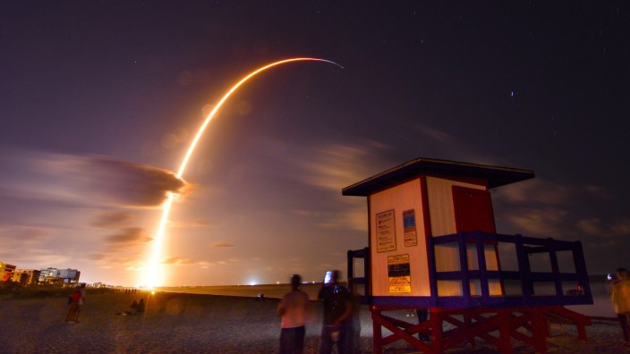 Internet: Eine Falcon 9 hat im Mai 2019 erstmals 60 Satelliten auf einen Schlag für das Breitband-Netzwerk Starlink ins All gebracht. Space-X hat bislang 1025 Einheiten dafür gestartet.