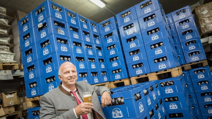 Eine Erfolgsgeschichte: Noch steht der Chef des Starnberger Brauhauses, Florian Schuh, in seinem Flaschenlager in Höhenrain. Die anfänglich 12000 Pfandkisten, in denen das Bier in die Läden und an den Mann gebracht wird, sind mittlerweile auf 52000 Tragerl angewachsen.