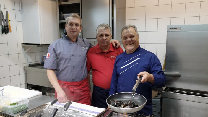 Gastronomie in Bad Tölz-Wolfratshausen: Drei Männer in einer Küche (v.l): Cosmin Longdor, Mario Migurel und Salvatore "Nonno" Scollo bereiten die Speisen zu.