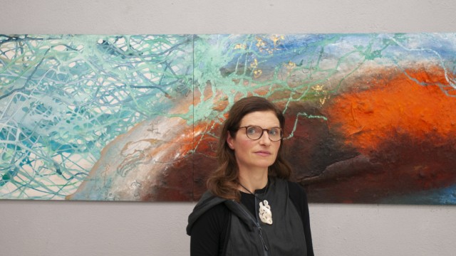 Malerei: "Dinge, die man träumt": Anja Verbeek von Loewis vor einem der Bilder für das Pullacher Schulzentrum.