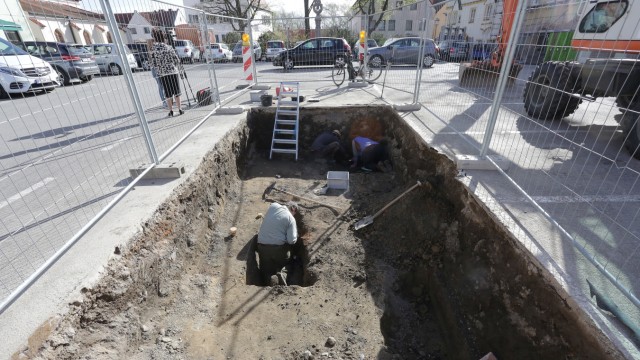 Zeugnisse früherer  Kulturen: Auch "Auf dem Plan" in Moosburg haben Mitglieder des Archäologischen Vereins gegraben, dort gab es früher viele Bestattungen.