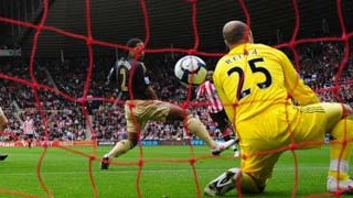 Der Flügelflitzer: Die fünfte Minute beim Spiel Sunderland gegen Liverpool: Der Ball wird von einem Wasserball abgelenkt und fliegt ins Tor.