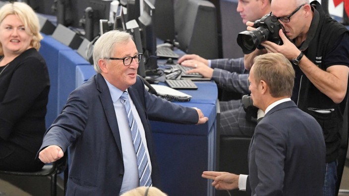 EU: Lebhaft wie immer: Noch–EU-Chef Jean-Claude Juncker (li.) mit Ratspräsident Donald Tusk im Plenum des Europa-Parlaments in Straßburg.