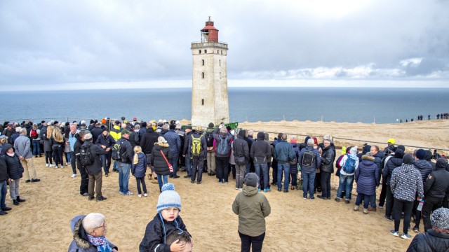 Dänemark: Tausende Schaulustige kamen, um den Leuchtturm bei seinem Umzug zu begleiten.