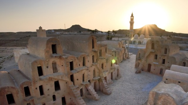 Reiseziel Tunesien: Tataouine, bekannt für seine runden Lehmhäuser und Getreidespeicher, die Ghorfas, könnte zum neuen Aushängeschild des Sahara-Tourismus werden. So wie auch Tozeur, Douz und Nefta.