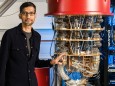 Google-Chef Sundar Pichai mit einem Quantencomputer