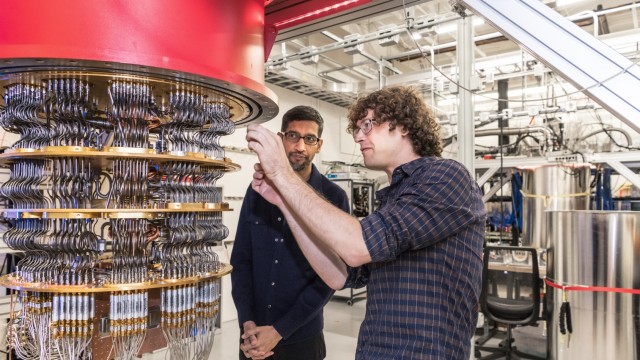 Quantencomputer: Google-Chef Sundar Pichai (Mitte) mit der neuen Maschine und einem Techniker im kalifornischen Santa Barbara.