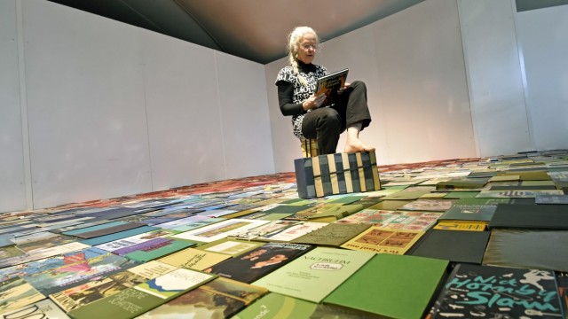 Puchheimer Kulturzentrum: Ein Mosaik aus Büchern, sortiert nach Farben und ergänzt durch Themeninseln, lädt die Besucher zum Stöbern ein.