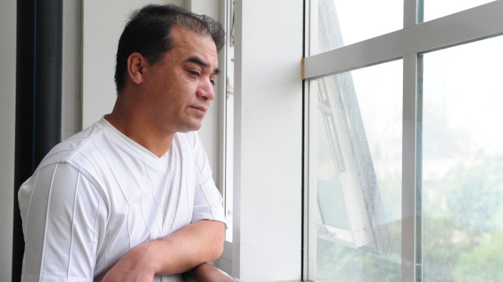 Europaparlament: Professor Ilham Tohti steht 2010 vor einer Vorlesung an einem Fenster in Peking.