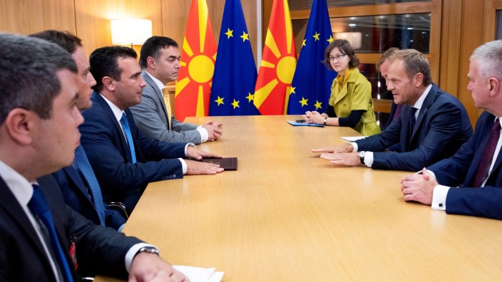 Europäische Union: Vergeblich in Vorleistung gegangen: Nordmazedoniens Premier Zoran Zaev (li. Mitte) bei EU-Ratspräsident Donald Tusk (re. Mitte) in Brüssel.