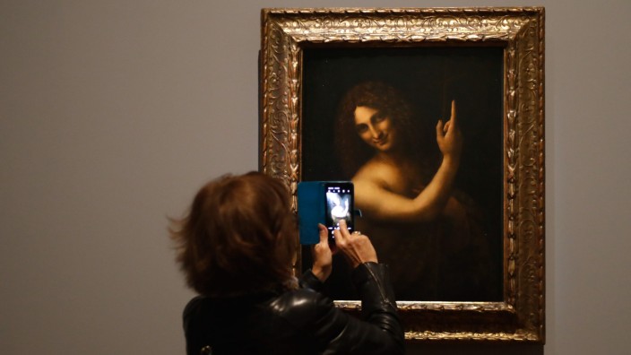 Da-Vinci-Schau: Louvre-Besucherin vor Leonardo da Vincis Johannes-Porträt.
