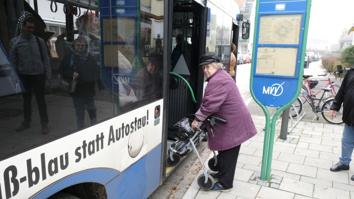 Mobil in Geretsried: Die 83-jährige Karin-Edda Gschwendter aus dem Blumenviertel ist viel mit dem Geretsrieder Stadtbus unterwegs.