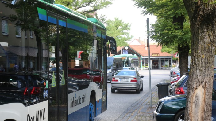 SZ-Serie: Mit dem Bus in den Landkreis: Die Busse im Landkreis, wie hier in Neufahrn, sind mit Dieselantrieb unterwegs, eine Studie soll einen Überblick über Alternativen geben.