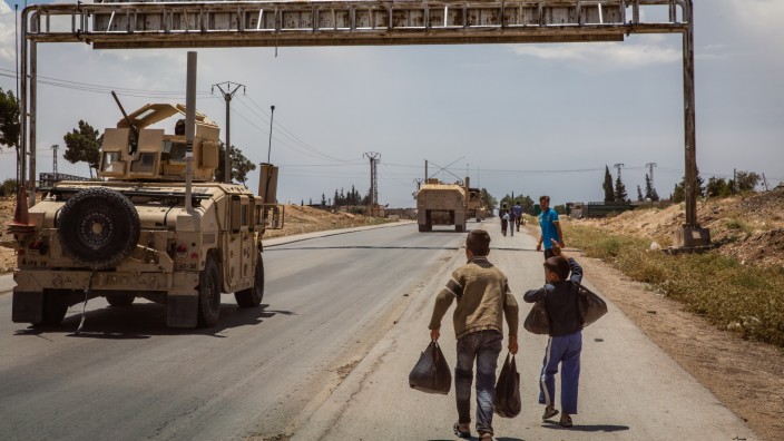 Die Kurden und ihre Verbündeten: Ein Konvoi von US-Truppen auf dem Weg von der syrischen Stadt Manbidsch nahe Aleppo zu ihrem Stützpunkt an der türkischen Grenze.
