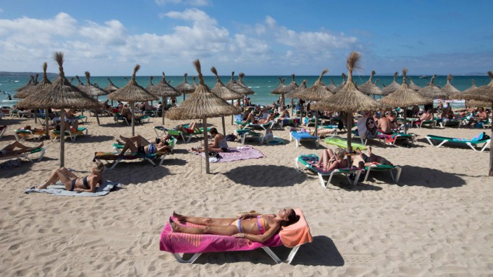 Tourismus in Spanien: Die Playa de Palma Ende September - auch im Oktober geht das Geschäft bei badewarmem Wetter weiter.
