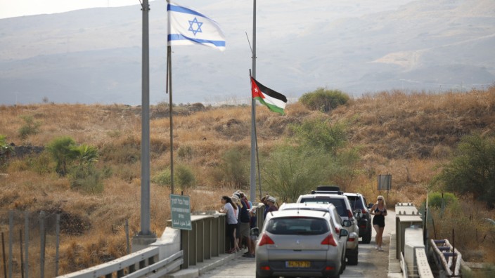 Nahost: Die Israelis nennen das Gebiet Naharayim ("zwei Flüsse"), die Jordanier Baqura: Seit 24 Jahren ist es als Ausflugsziel bei Israelis beliebt, nun soll die Verpachtung vonseiten Jordaniens aufgekündigt werden.
