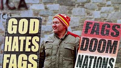 Umstrittener Kongress in Marburg: "Gott hasst Schwule": Ein Demonstrant macht in den USA mit Plakaten Stimmung gegen Homosexuelle.