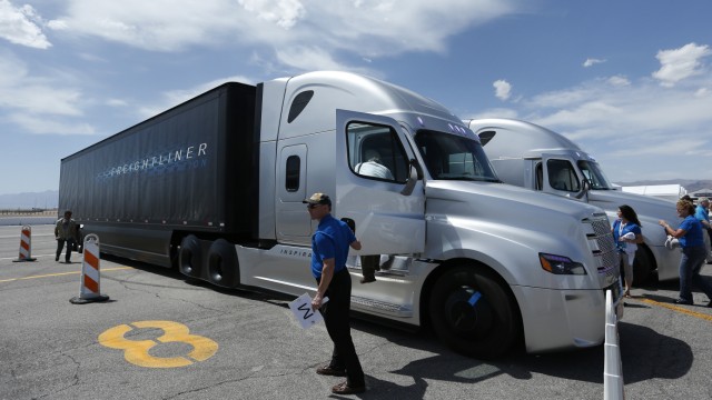 Alternative Antriebe für Lkws: Auch die mächtigen Trucks seiner US-Tochter Freightliner will Daimler langfristig mit alternativen Antrieben ausstatten.