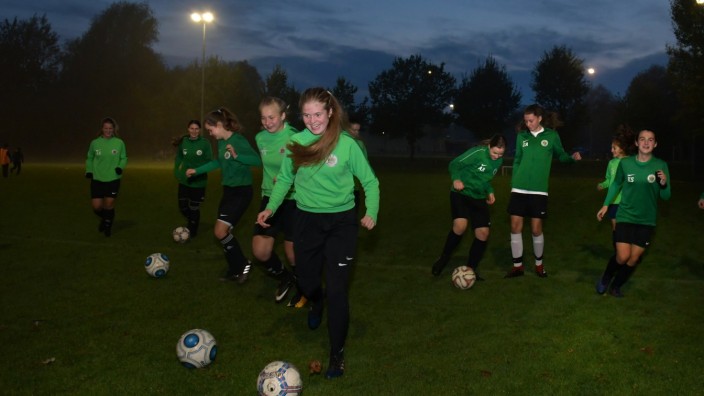 Frauenfußball: Die Mädchen vom FC Forstern, zwischen 13 und 16 Jahre alt, spielen in der Landesliga-Süd und nehmen das Training sehr ernst.