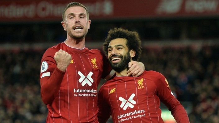 Internationaler Fußball: Liverpool's Mohamed Salah (rechts) feiert mit seinem Teamkollegen Jordan Henderson.