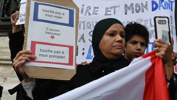 Debatte: "Fass mein Kopftuch nicht an" fordern muslimische Demonstrantinnen bei einer Protestaktion in Paris.