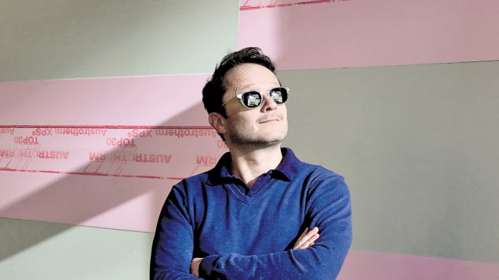 Designer gegen Wikipedia: Kunst oder Deko? Rafael Horzon vor seiner Produktlinie "Dämm & Deko".