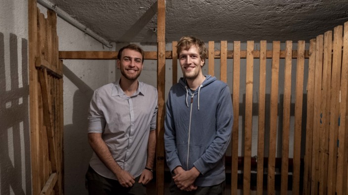 Die Gründer des Start-ups Localstoring Stefan Held und Julius Bär vor einem Kellerabteil in München.