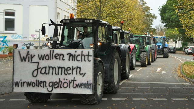 Bauernproteste Trecker-Demo in Oldenburg Tausende Landwirte haben am Dienstag in zahlreichen norddeutschen Innenstädten